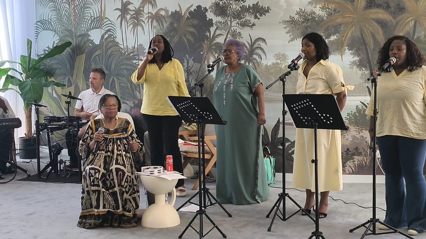 Le groupe Le Chœur du Père chantant lors du concert à la résidence seniors Montana